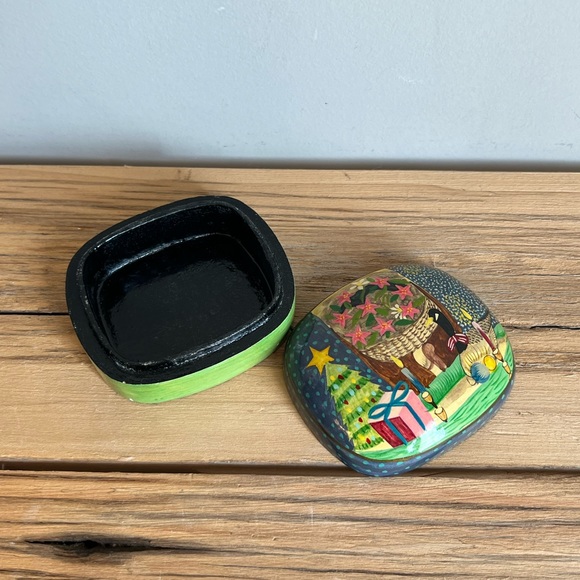 Vintage Hand Painted Green Holiday Scene Asian Lacquered Keepsake Box - Picture 4 of 9